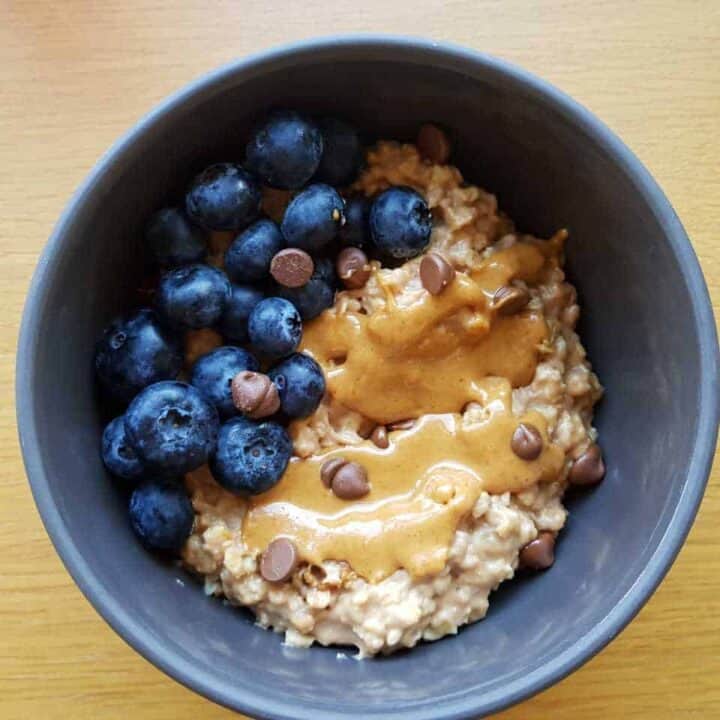 Creamy Chocolate peanut butter oatmeal - Sugar free - Hint of Healthy