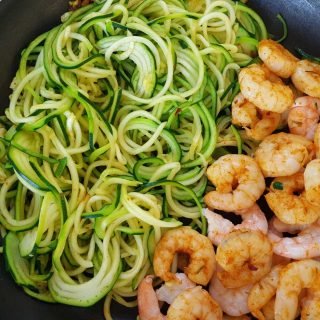Zucchini noodles with shrimp in a pan.