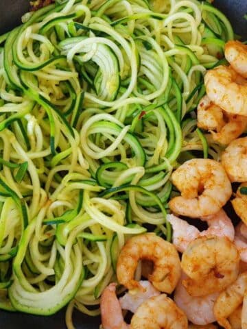 Zucchini noodles with shrimp in a pan.