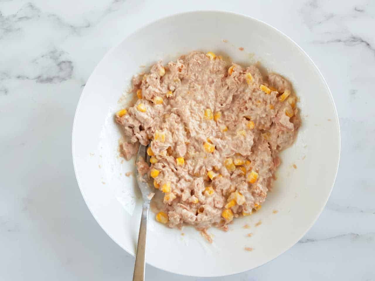 Tuna, yogurt and corn in a bowl.