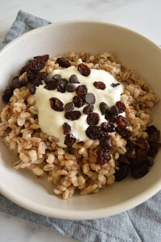 Barley porridge with yogurt, raisins and chocolate chips.