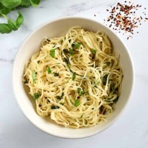 Pasta al ajo con albahaca en bol.