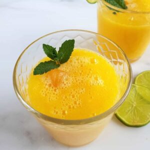 Agua fresca with mango in glasses.