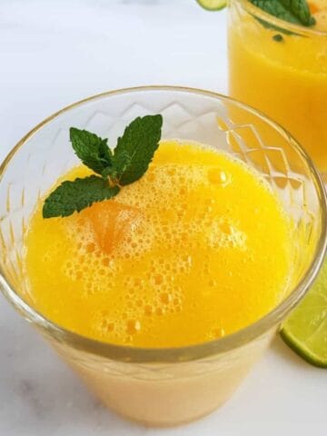 Agua fresca with mango in glasses.