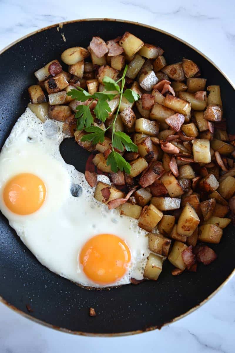 Pyttipanne in a pan with eggs.