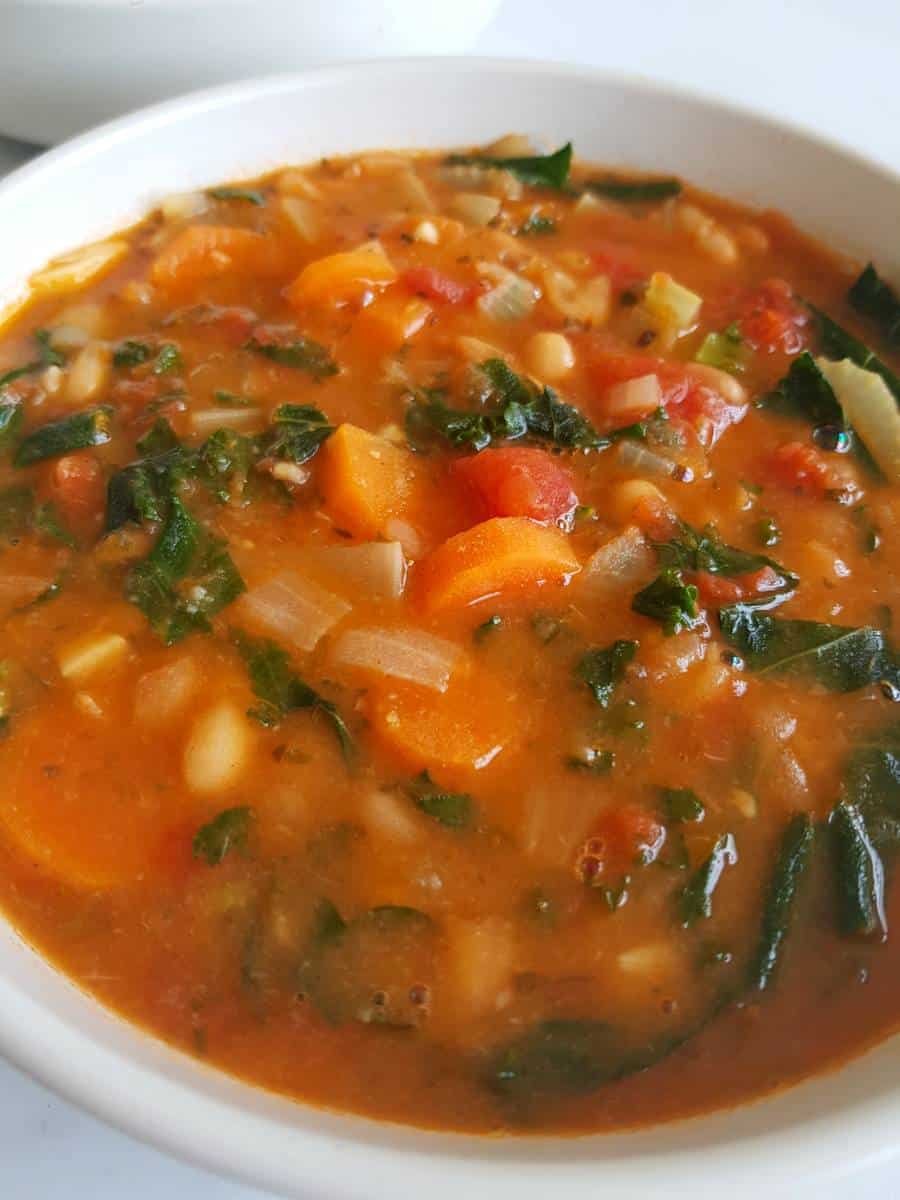 Soup with white beans, kale and vegetables.