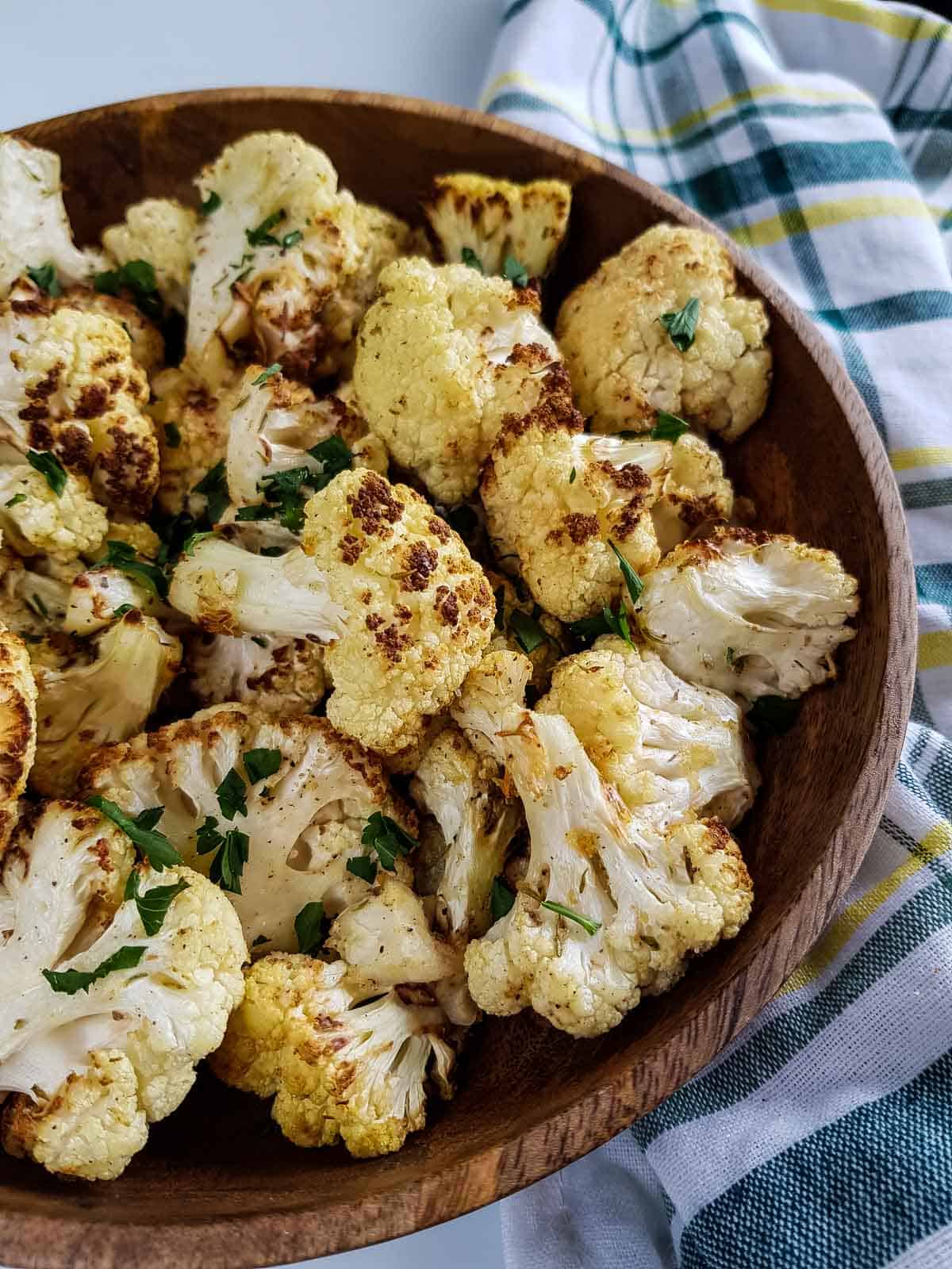 Air fryer cauliflower in a wooden bowl.