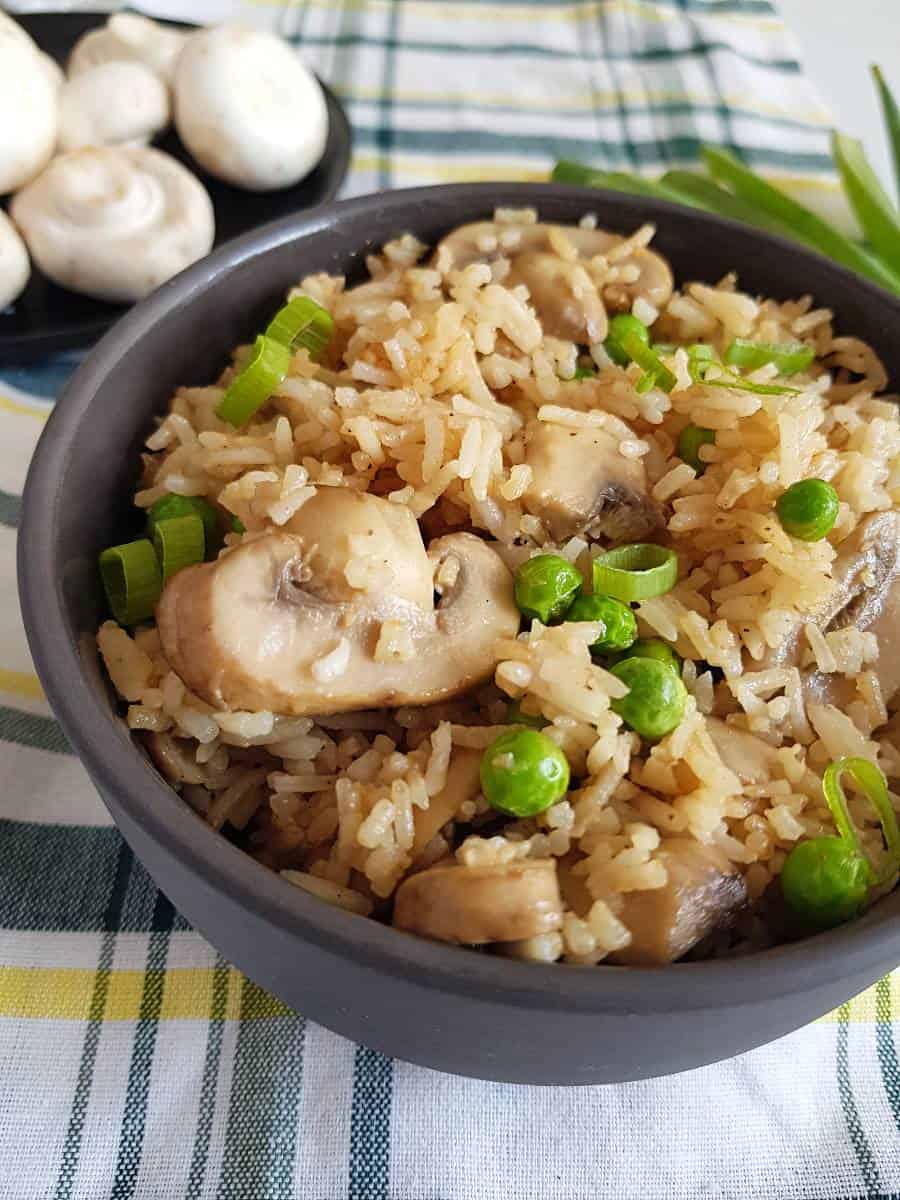 Fried rice with mushrooms and peas.