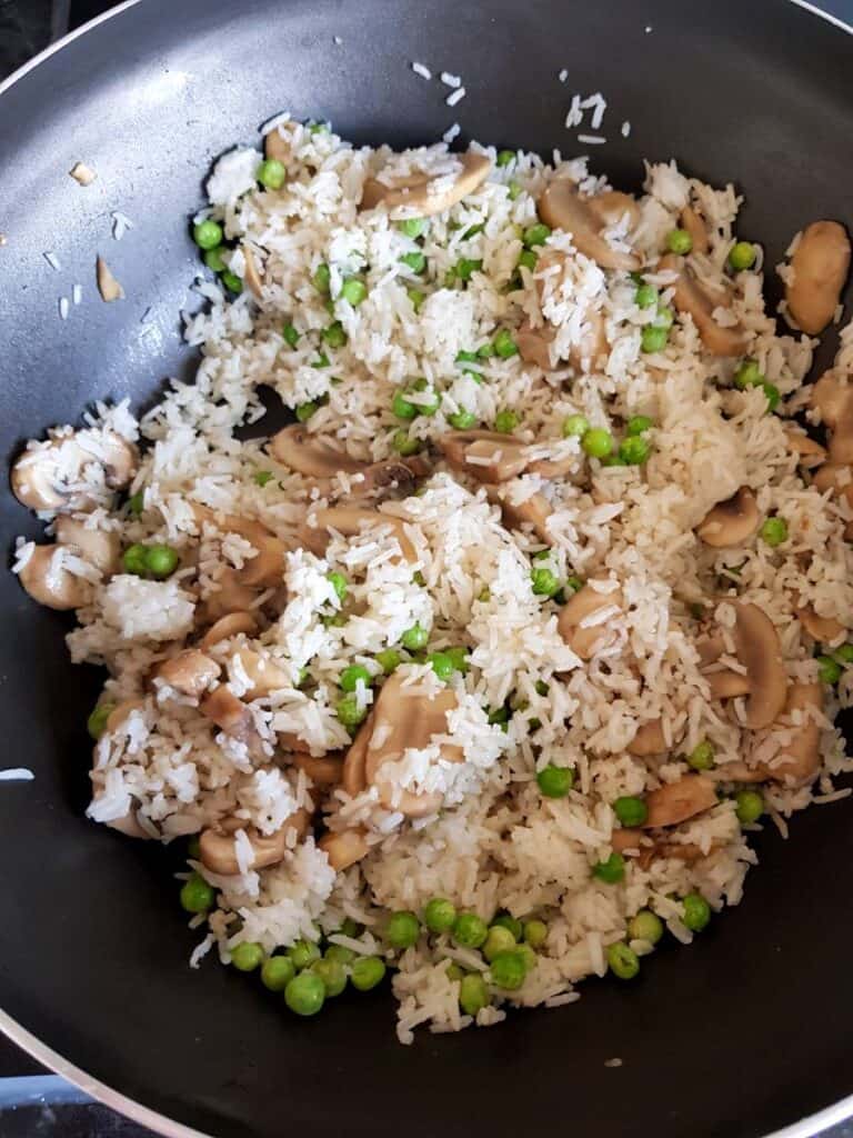 Frying mushroom and rice.