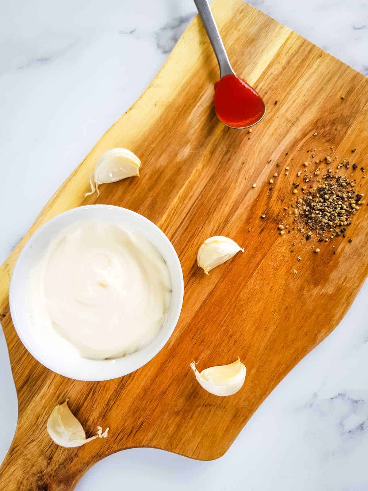 Sriracha aioli ingredients.