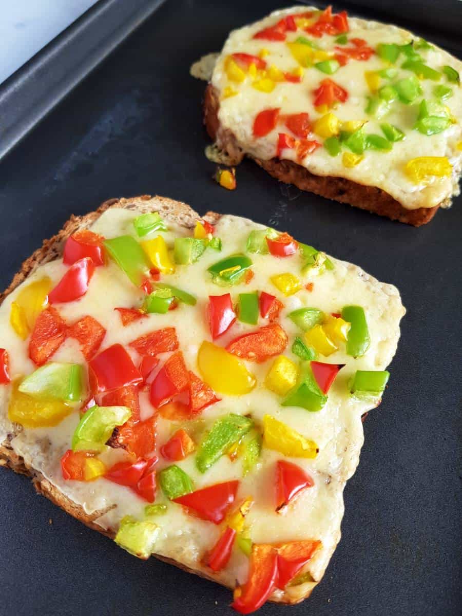 Toast with peppers, cheese and chilli.