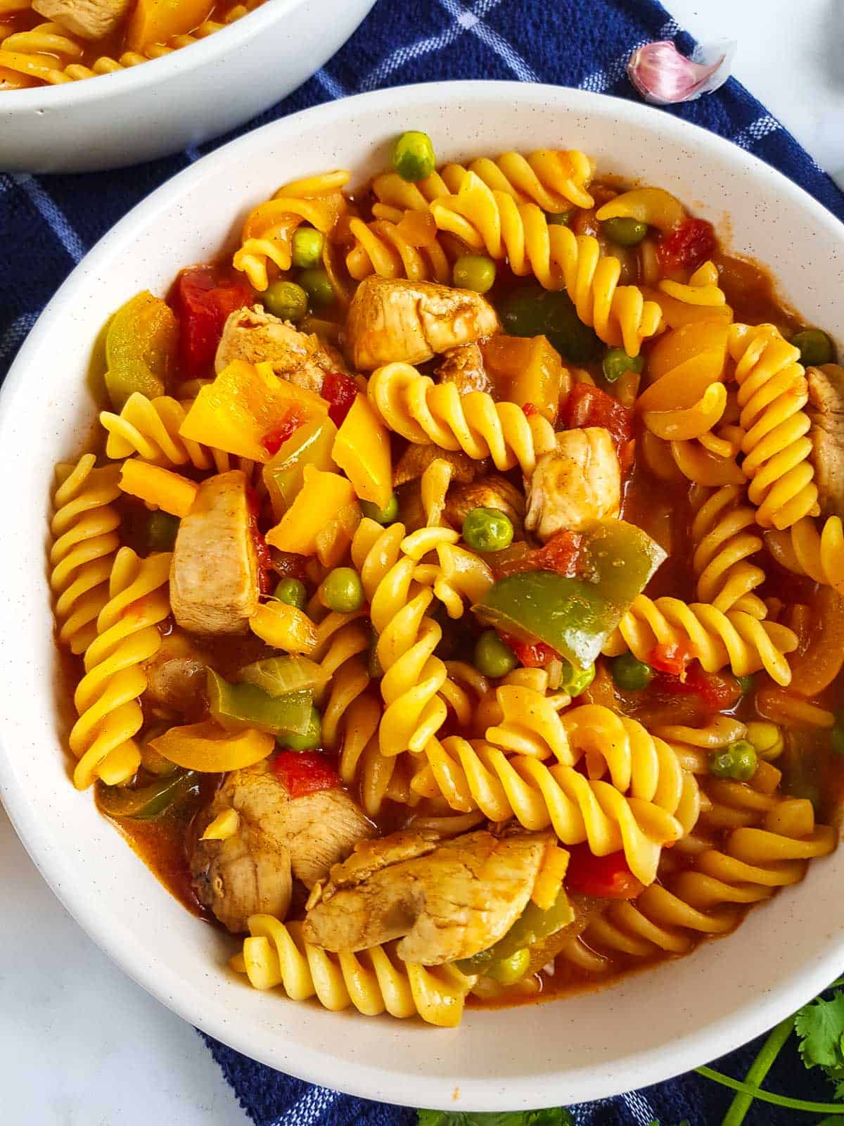 Curry pasta with peppers, peas and chicken.