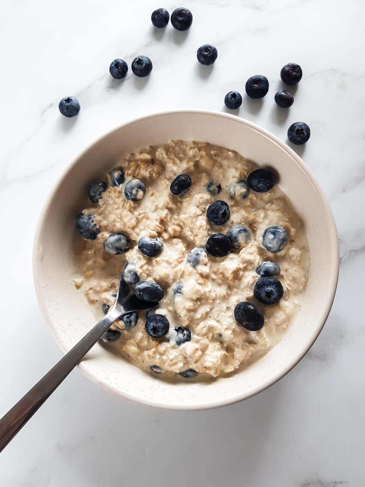 Chilled oats with blueberries.