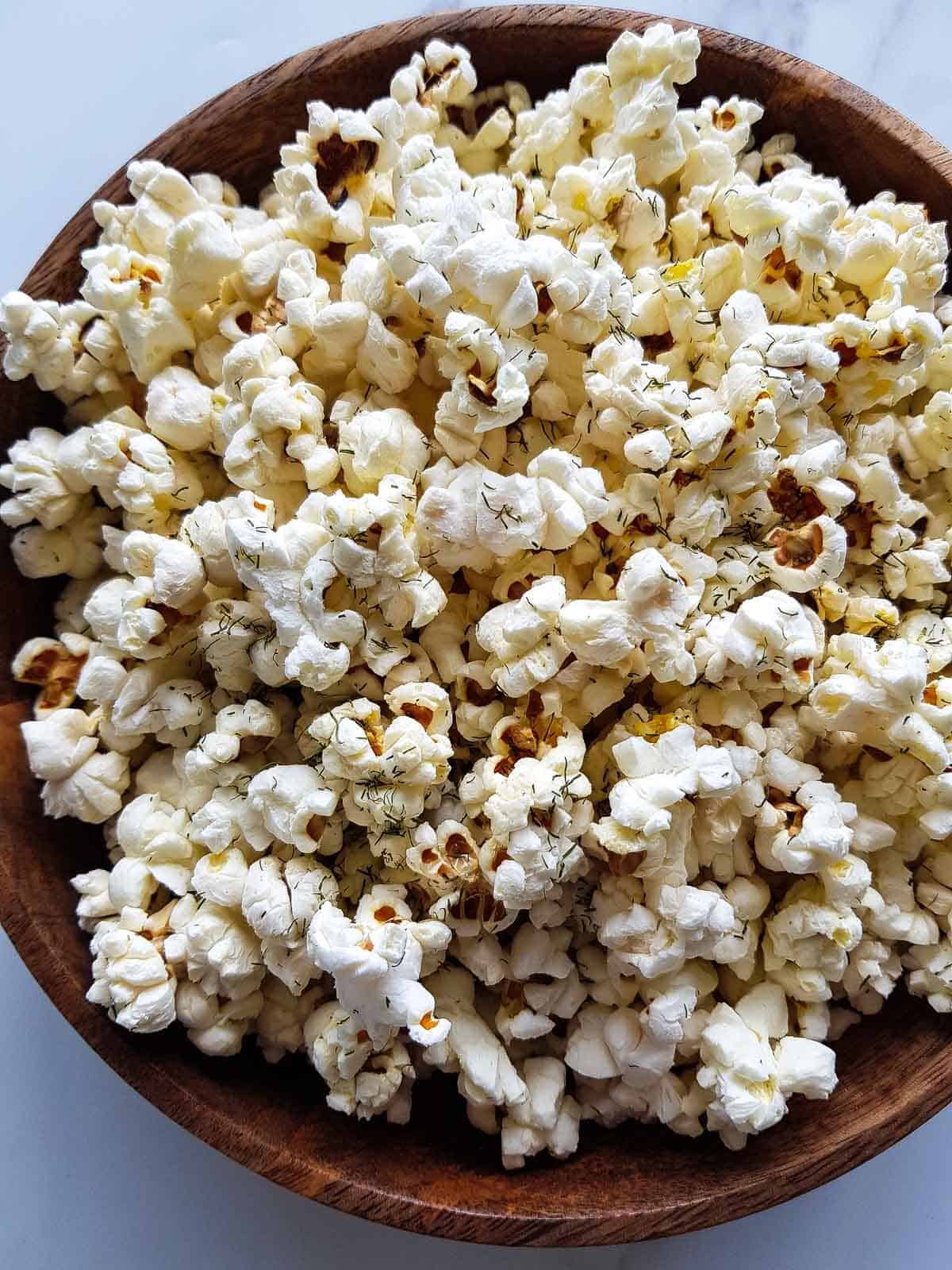 en nær visning av dill pickle popcorn.