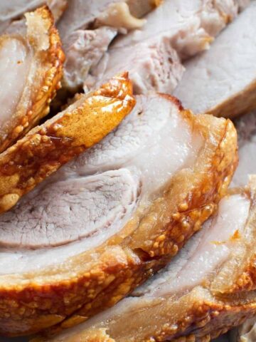 Sliced pork with crackling.