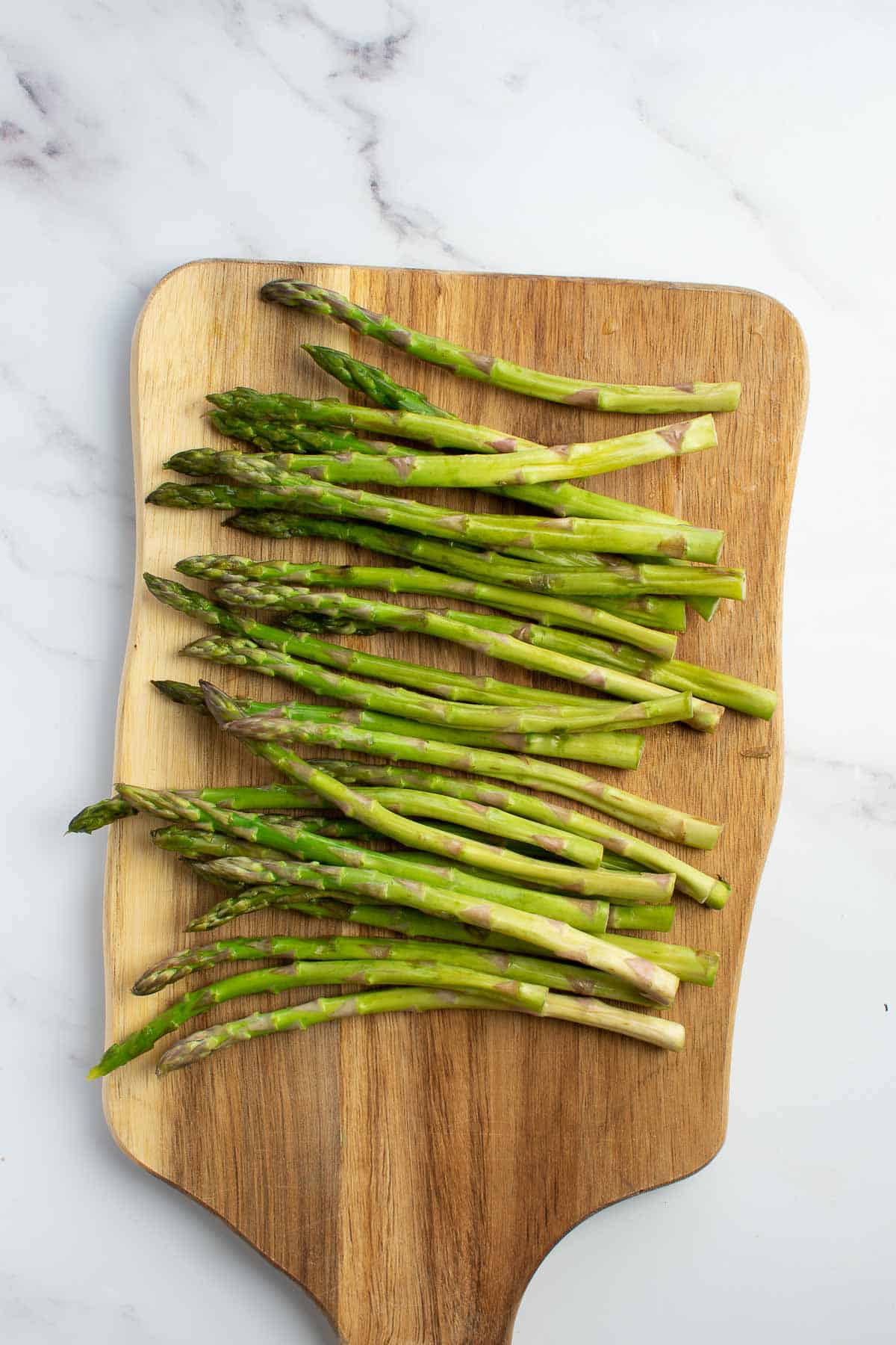 Asparagus on a chopping board.