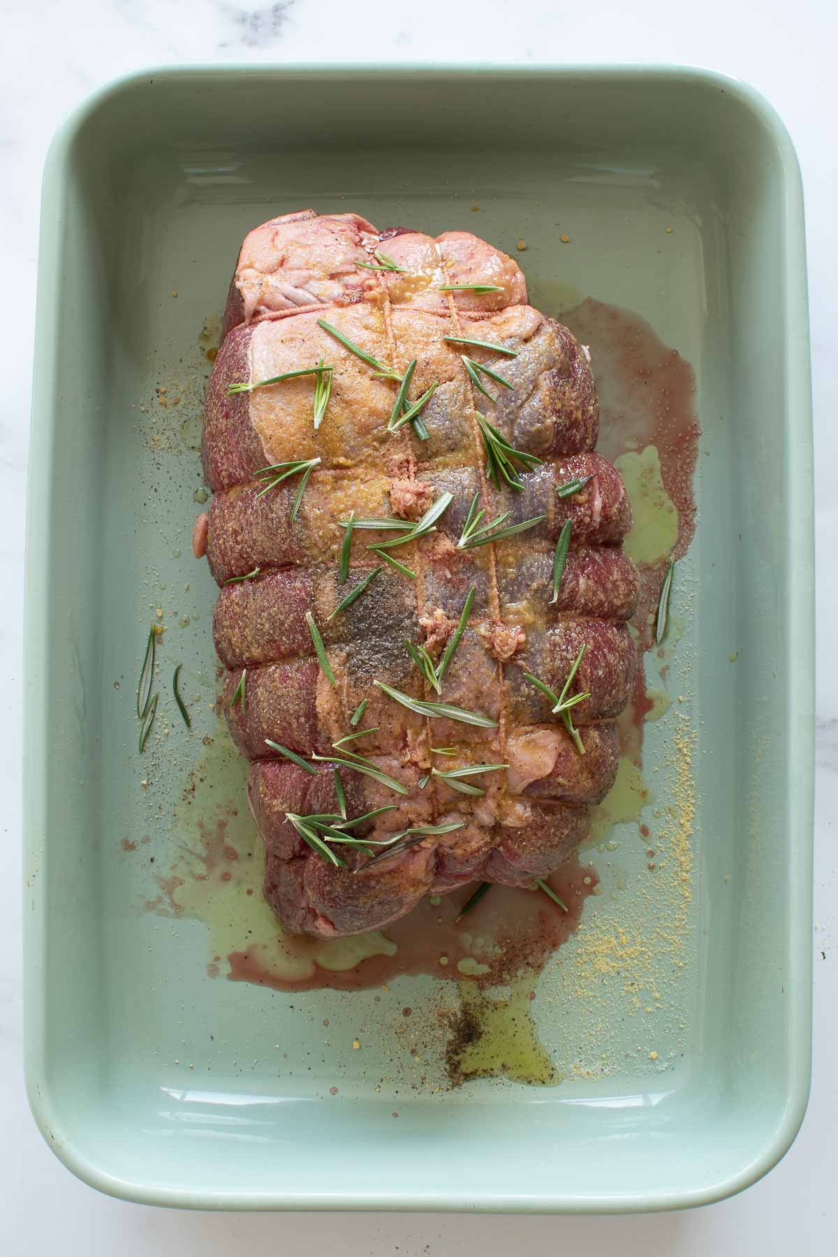  Ungekochtes Roastbeef Oberseite mit Senf trocken reiben.