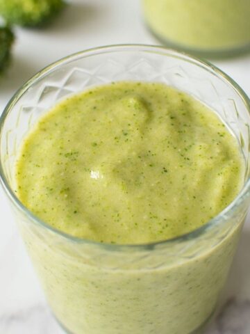 Broccoli smoothie in a glass.
