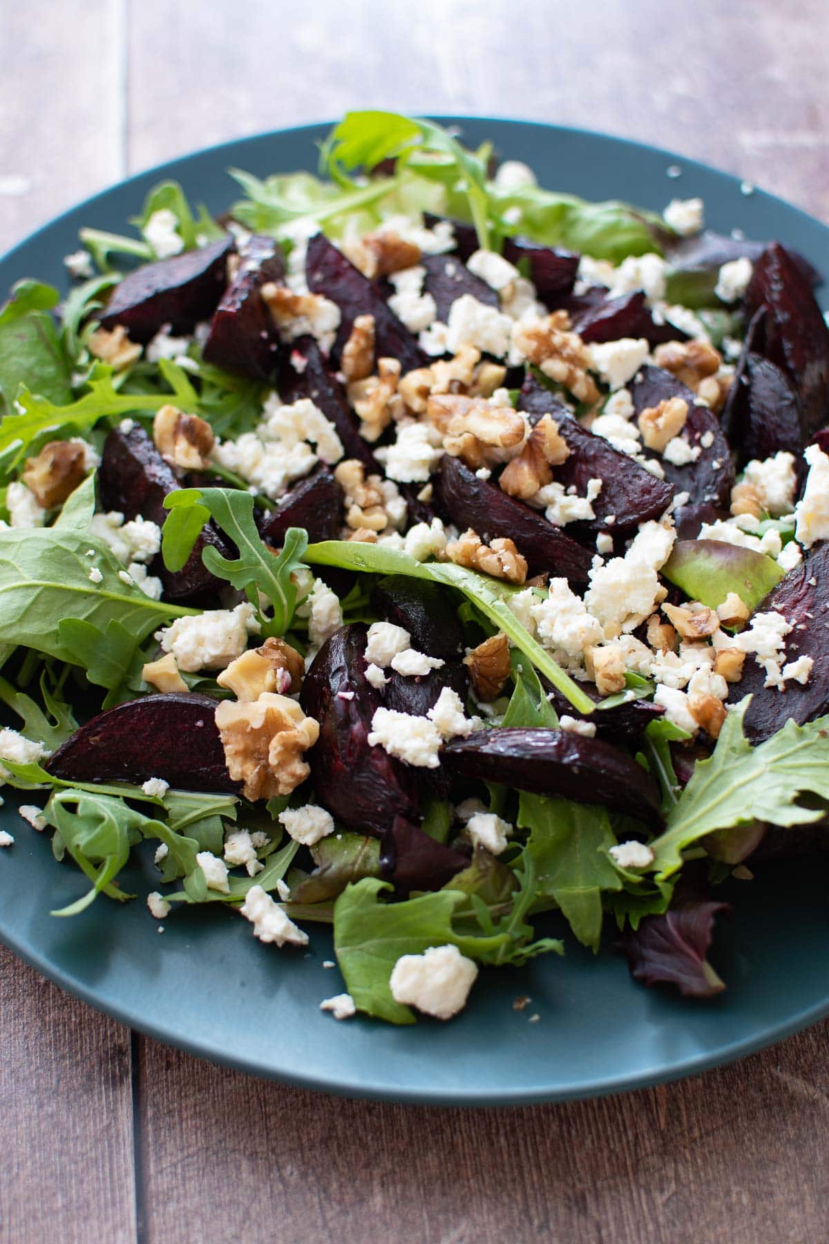 Salad with walnuts, feta and beetroot.