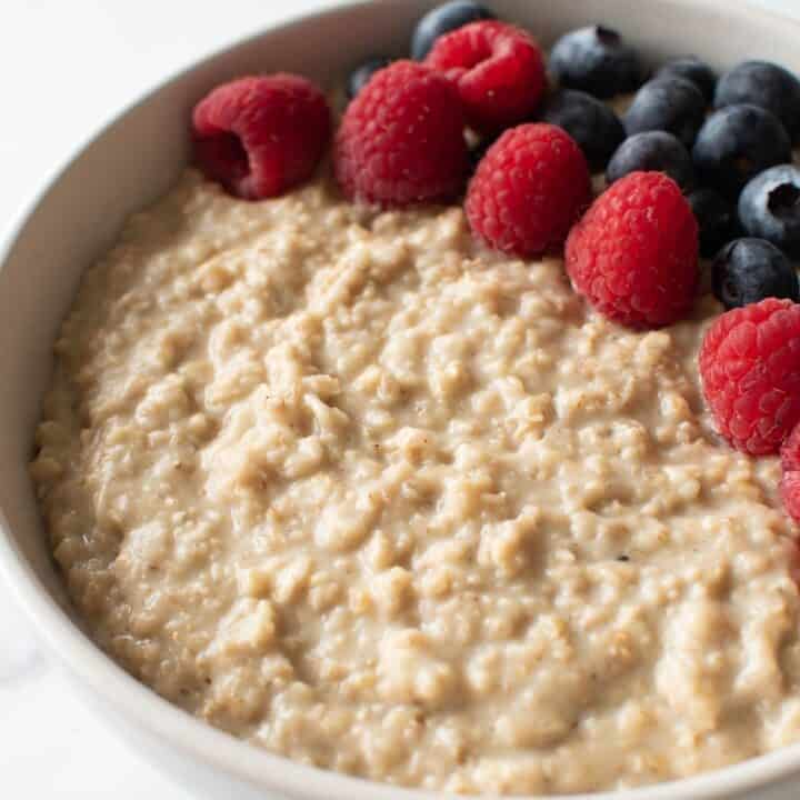 Protein Porridge (4 Ingredient Oatmeal!) Hint of Healthy