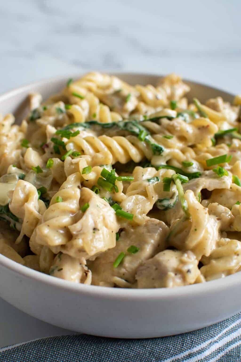 Chicken Spinach Alfredo Recipe (15-Minute Pasta) - Hint of Healthy